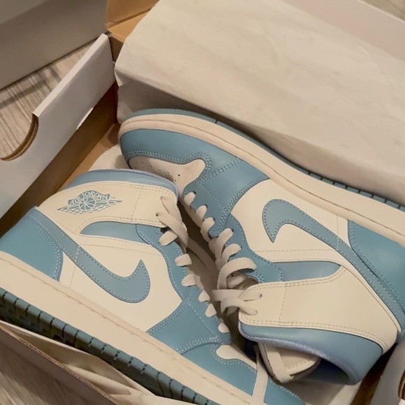 Jordan Shoes - Jordan Air 1 Mid Box with Gold Accents